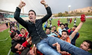 لیگ یک فوتبال ایران بدون شک یکی از جذاب‌ترین، نزدیک‌ترین و مهیج‌ترین دوره‌های خود را سپری کرد و اشک و خنده چند شهر کشورمان را تحت تاثیر قرار داد. شاید تقدیر این بود که جواد نکونام که از خونه به خونه به خوبی جدا نشده بود به تیم رقیب یعنی نساجی بپیوندد و امید شهر خسته را لیگ برتری کند. او در بابل هم کارنامه موفقش را به همه نشان داد و حالا شایسته این است که روی ابرها به شادی بپردازد.