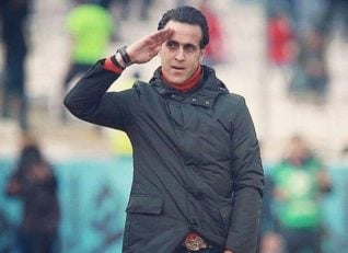 قرار است پیش از شروع کار، علی کریمی که یکی از سرشناس ترین بازیکنان تاریخ باشگاه پرسپولیس بوده، از سوی هواداران پرسپولیس مورد تشویق قرار بگیرد.