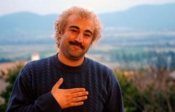 محسن تنابنده در پایتخت نقش نقی معمولی را بازی می‌کند اما خلاف اسم و رسمش حالا اصلاً یک پدیده معمولی نیست.او در مصاحبه ای خواندنی از بهتاش فریبا دلجویی کرد و اشاره ای نیز به نام محمد پنجعلی پیشکسوت تیم فوتبال پرسپولیس و خویشتن داری او کرد.