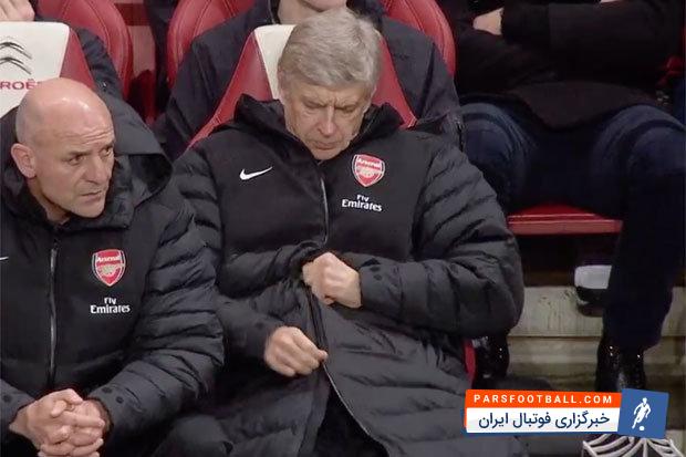 درگیری آرسن ونگر با زیپ لباس هایش