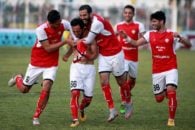 رضا معقولی که به عنوان وینگر چپ برای تیم خونه به خونه راهی میدان شد، پس از گل مهمی که به ثمر رساند، اقدام به کندن پیراهن خود کرد؛ تصمیمی که با یک کارت زرد برای این بازیکن همراه شد.