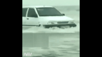 عبور پراید از میان دریا