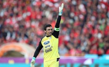 سیدمهدی رحمتی ، دروازهبان تیم استقلال از پیراهن بوفون دروازهبان یوونتوس ایتالیا رونمایی کرد، پیراهنی که کریم انصاریفرد، مهاجم تیم ملی کشورمان چندی پیش از بوفون گرفته و به رحمتی داده بود.