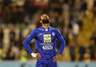 در دقیقه ۳۸ دیدار استقلال و الریان ، روزبه چشمی با خطا روی تاباتا، بازیکن الریان از داور این دیدار کارت زرد گرفت و بازی بعدی استقلال برابر الهلال عربستان را رسما از دست داد.