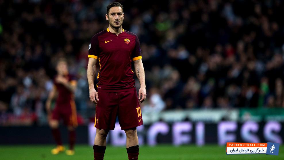 توتی اسطوره رم از نزدیک دیدار تیمش برابر لیورپول را در ورزشگاه آنفیلد تماشا کرد