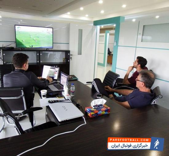 کی روش سرمربی تیم ملی بازی دو تیم سایپا و مشکی پوشان را به نظاره نشسته است