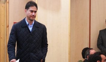 باشگاه استقلال از حمید مطهری مربی تیم فوتبال پیکان به دلیل صحبت های مطرح شده بعد از دیدار روز یکشنبه، از او به کمیته انضباطی و کمیته اخلاق فدراسیون فوتبال شکایت می کند.حمید مطهری روز گذشته (دوشنبه) در خصوص حرکات شفر در جریان بازی با پیکان از این مربی آلمانی انتقاد کرد و به وی لقب "شومن" داد.