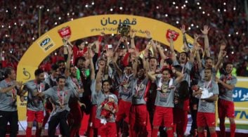 کمیته مسابقات سازمان لیگ، مانع از برگزاری جشن قهرمانی پرسپولیس همراه با فرزندان آنها خواهد شد.این در حالی است که در جشن قهرمانی فصل گذشته پرسپولیس، در حالی که گفته می شد هانی نوروزی در مراسم شرکت خواهد داشت او در این مراسم غایب بود که در ادامه مشخص شد او به همراه عموی خود قصد ورود به زمین را داشت که ماموران نیروی انتظامی اجازه ورود آن ها را به زمین ندادند و در نتیجه این کش مکش هانی نوروزی به زمین خورد و دستش از جام کوتاه ماند. او پس از بازگشت به جایگاه بالا، با گریه صحنه بالا بردن جام را نظاره کرد.