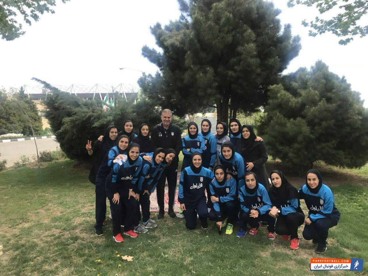 همزمان با سیزدهم فروردین (روز طبیعت) و حضور کارلوس کی روش در ایران، سرمربی تیم ملی فوتبال در جمع بانوان فوتسالیست حاضر شد و برای ساعتی در کنار آنها در مرکز ملی فوتبال ایران سپری کرد.