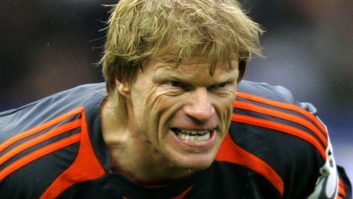 الیور کان شفر در حال اهدای جایزه بهترین گلر بوندس لیگا به الیورکان