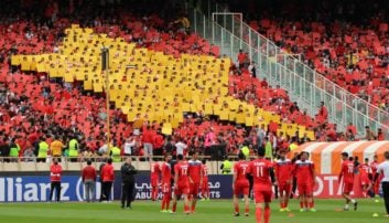 مدیران باشگاه پرسپولیس در تلاش هستند تا هر طور شده، دیدار هفته آخر مقابل السد قطر را رایگان کنند و تماشاگران را بدون اینکه بلیتی فروخته شود، به ورزشگاه آزادی بکشانند.