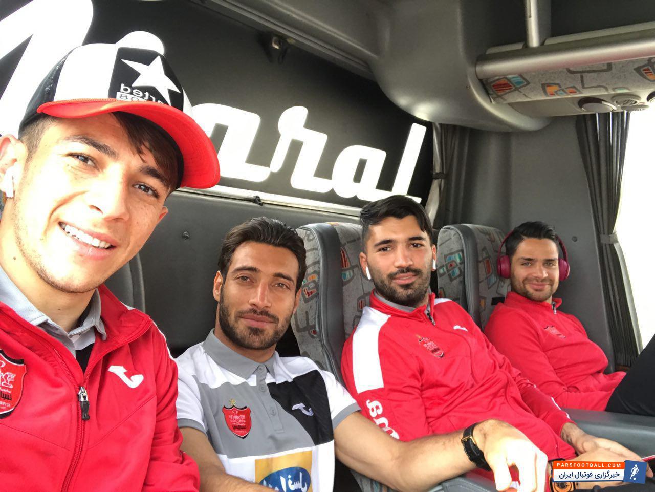 دیدار پرسپولیس و پدیده مشهد امروز شنبه از ساعت 17 در ورزشگاه ثامن شهر برگزار می شود.ایندر حالی است که صدرنشینان پرسپولیس با 57 امتیار به مصاف تیم رده ی دوازدهمی جدوا می روند که 26 امتیازی است.در ادامه سلفی سرخپوشان را در راه ورزشگاه ثامن مشاهده می کنید.