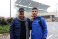 آدام همتی - سعید راد بازیگر معروف تلویزیون و سینما به مناسبت قهرمانی تیم فوتبال پرسپولیس ددسته گل‌ هایی را به مسئولان باشگاه پرسپولیس اهدا کرد.