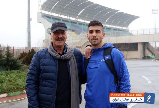 آدام همتی - سعید راد بازیگر معروف تلویزیون و سینما به مناسبت قهرمانی تیم فوتبال پرسپولیس ددسته گل‌ هایی را به مسئولان باشگاه پرسپولیس اهدا کرد.