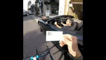 شوخی دوچرخه سوار با ماشین گرانقیمت