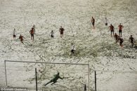 فوتبال در شرایط آب و هوای نامساعد!