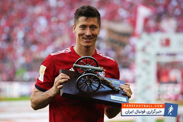 ممکن است آخرین بازی رابرت لواندوفسکی برای بایرن مونیخ در بوندسلیگا باشد اگرچه امروز بایرن برابر اشتوتگارت با 4 گل مغلوب شد و ستاره لهستانی بایرن نیز در گلزنی ناکام بود، اما لواندوفسکی از مدت ها پیش آقای گلی خود در این فصل لیگ آلمان را قطعی کرده بود و حالا با پایان فصل، تندیس یادبود خود را دریافت کرد.