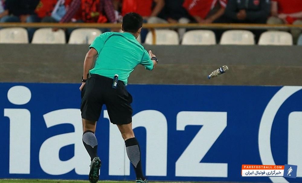 روز گذشته تصویری از مانینگ داور چینی دیدار دو تیم پرسپولیس و الجزیره ثبت شد که در حال پرتاب یک بطری به بیرون از زمین مسابقه بود