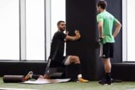 علی کریمی این روزها زیر نظر کادرپزشکی تیم ملی خودش را آماده بازگشت به میادین میکند در نخستین روز از تمرین تیم ملی که با حضور 4 بازیکن برگزار شد، علی کریمی هافبک باتجربه سپاهان آسیب دید و به همین خاطر چند روزی است به طور اختصاصی تمرین میکند.