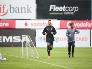 سامان قدوس که به دلیل بازیهای استرشوند در لیگ آلسونسکان سوئد نتوانسته بود طی هفته اخیر در تمرینات تیم ملی حضور پیدا کند، امروز به اردوی ملی پوشان در استانبول ترکیه اضافه شد و بعد از نشست گرم و صحبت کوتاهی که با کارلوس کیروش داشت و استراحت کوتاه مدتی که انجام داد، به تمرین پرداخت.