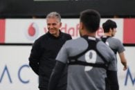 به نظر می‌رسد پس از مدت‌ها شاهد لبخند کارلوس کی‌روش از روند آماده سازی تیم ملی هستیم. قابی که در مدت زمان حضور هفت ساله کی‌روش مرد پرتغالی بر روی نیمکت تیم ملی کمتر دیده شده و جای خود را به عصبانیت‌های گاه و بی‌گاه داده بود.