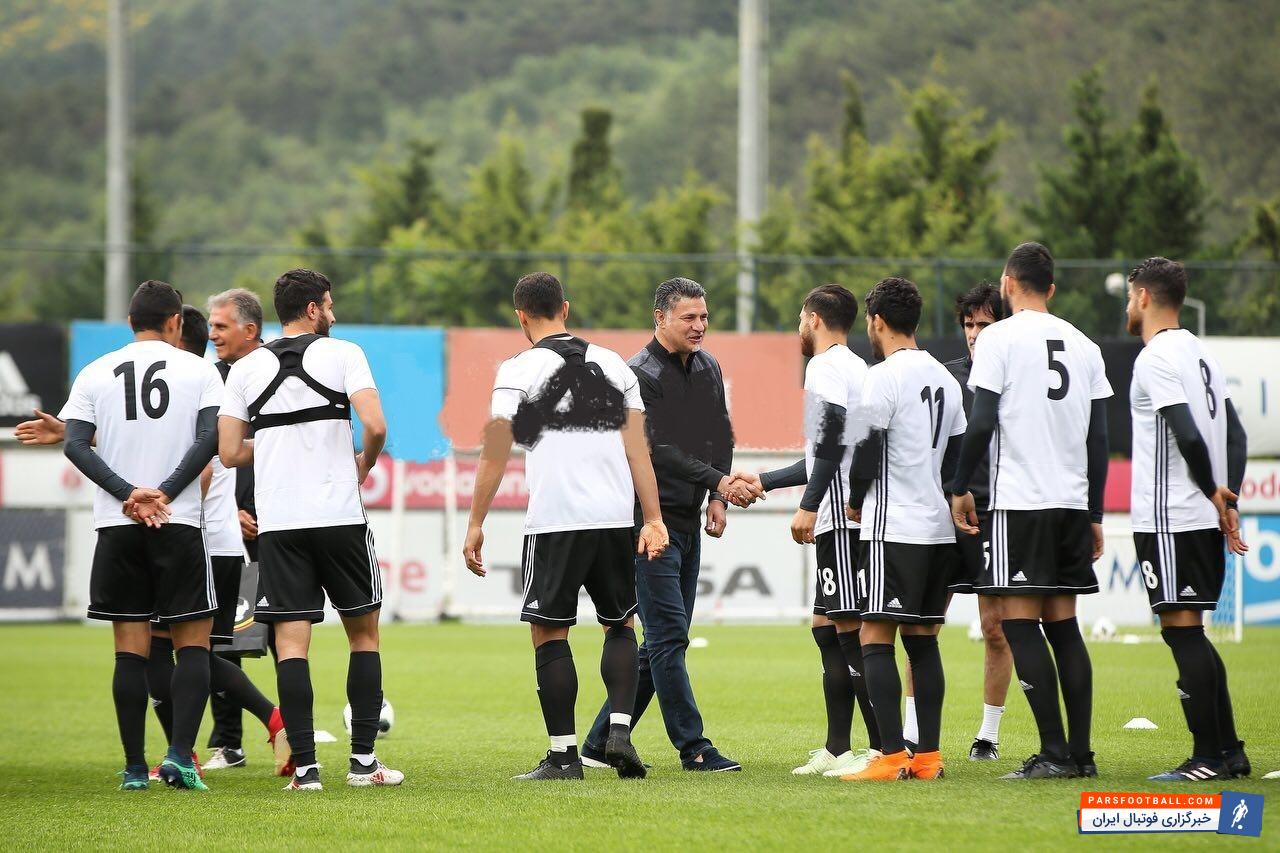 علی دایی سرمربی سابق تیم ملی ایران بعد از ظهر امروز به دعوت کیروش در تمرین تیم ملی ایران حضور پیدا کرد علی دایی سرمربی سابق تیم ملی ایران و حال حاضر باشگاه سایپا به دعوت سرمربی پرتغالی تیم ملی به استانبول سفر کرد و در تمرین نوبت عصر ملیپوشان حضور یافت.