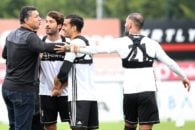 سرمربی و کاپیتان سابق تیم ملی دیداری گرم و صمیمی با اشکان دژاگه داشت حضور علی دایی در تمرین تیم ملی فوتبال باعث شد تا جو شاد و فضایی روحیه بخش در بین شاگردان کارلوس کی روش به وجود بیاید علی دایی در این حضور با همه بازیکنان تیم ملی برخورد گرم و صمیمانه ای داشت اما با اشکان دژاگه دقایقی به صحبت پرداخت.