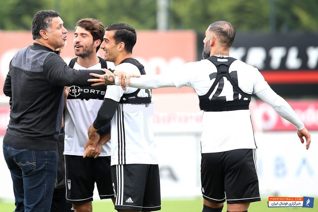 سرمربی و کاپیتان سابق تیم ملی دیداری گرم و صمیمی با اشکان دژاگه داشت حضور علی دایی در تمرین تیم ملی فوتبال باعث شد تا جو شاد و فضایی روحیه بخش در بین شاگردان کارلوس کی روش به وجود بیاید علی دایی در این حضور با همه بازیکنان تیم ملی برخورد گرم و صمیمانه ای داشت اما با اشکان دژاگه دقایقی به صحبت پرداخت.