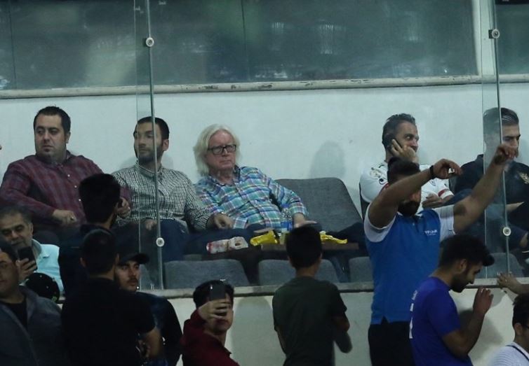 وینفرد شفر سرمربی آلمانی استقلال شاید ویژه ترین تماشاگر دیدار ایران برابر ازبکستان باشد وینفرد شفر سرمربی آبی ها جلسه عصر روز شنبه خود را با هدف تماشای دیدار تیم ملی ترک کرد تا خود را به ورزشگاه آزادی برساند و از نزدیک بازی بدرقه تیم کی روش را تماشا کند.