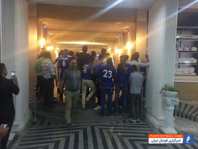 تجمع هواداران در هتل محل اقامت آبی پوشان موجب شد تا دروازه بان تیم استقلال به دلیل ازدحام جمعیت و هجوم هواداران این تیم به هتل آسیب دید.