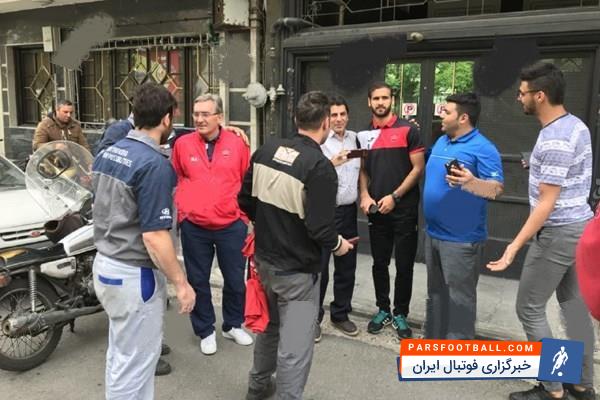 یکی از هواداران پیراهن شماره ۷۷ محسن مسلمان را در دست داشت و آن را به برانکو نشان داد که برانکو سرمربی پرسپولیس واکنشش به این پیراهن فقط تأیید و لبخند بود.