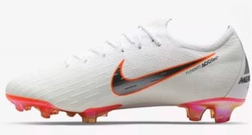 کمپانی نایک از کفشهای فوتبال مخصوص جام جهانی فوتبال رونمایی کرد در شرایطی که ۳۶ روز تا جام جهانی روسیه باقی مانده است، کمپانی نایک از کفشهای بازیکنان فوتبال رونمایی کرد.