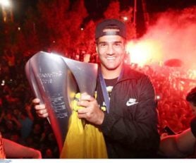 مسعود شجاعی کاپیتان تیم ملی ایران است تصویری که می بینید مسعود شجاعی است بازیکن شماره ٢٤ آاک آتن با جام قهرمانی آاک که بعد از ۲۴ سال برای این تیم به دست آمده است.