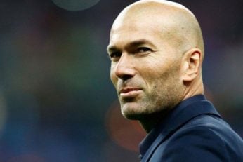 اینیستا ؛ زیدان در انتهای بازی با بارسلونا اینیستا را در آغوش گرفت و برایش آرزوی موفقیت کرد