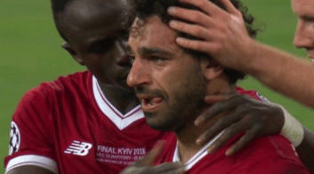 صلاح - دقیقه 27 بازی فینال لیگ قهرمانان بدترین اتفاق ممکن برای لیورپول رخ داد. محمد صلاح ستاره لیورپول و امید اول مصر در جام جهانی پس از برخورد با راموس نقش بر زمین شد و از ناحیه کتف به شدت آسیب دید. او پس از معالجه به زمین بازگشت ولی پس از دقایقی اشک ریزان زمین بازی را ترک گفت و به جای او لالانا وارد زمین شد.