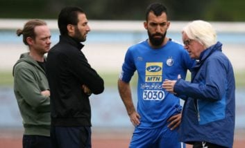 روزبه چشمی در طول فصل گذشته، تقریبا همیشه به عنوان مدافع میانی به میدان رفت و این در حالی است که او بارها در مصاحبه اش گفته بود یک هافبک تدافعی است و اصلا با بازی در همین پست بود که به فوتبال ایران معرفی شد اما حالا شرایط برای این بازیکن تغییر کرده و یک فصل تمام، مدافع میانی بود.