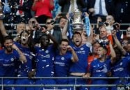 لحظه اهدای جام قهرمانی به تیم چلسی