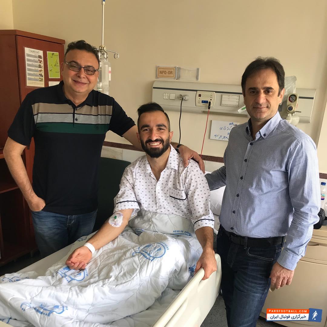 داریوش شجاعیان هافبک تیم فوتبال پای خود را به تیغ جراحی سپرد داریوش شجاعیان هافبک تیم فوتبال استقلال که در جریان دیدار تیمش مقابل ذوب آهن در اصفهان با پارگی رباط صلیبی مواجه شده بود ظهر امروز پای خود را به تیغ جراحان سپرد.