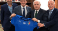 مانچینی به عنوان سرمربی تیم ملی فوتبال ایتالیا معرفی شد. بر این اساس وی قرارداد خود را با فدراسیون فوتبال ایتالیا به امضا رساند و توئیتر فدراسیون فوتبال ایتالیا این خبر و تصاویر امضای قرارداد با مانچینی را منتشر کرد. قرارداد مانچو با ایتالیایی‌ها دو ساله است.