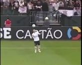 حرکات نمایشی با توپ در وسط بازی فوتبال