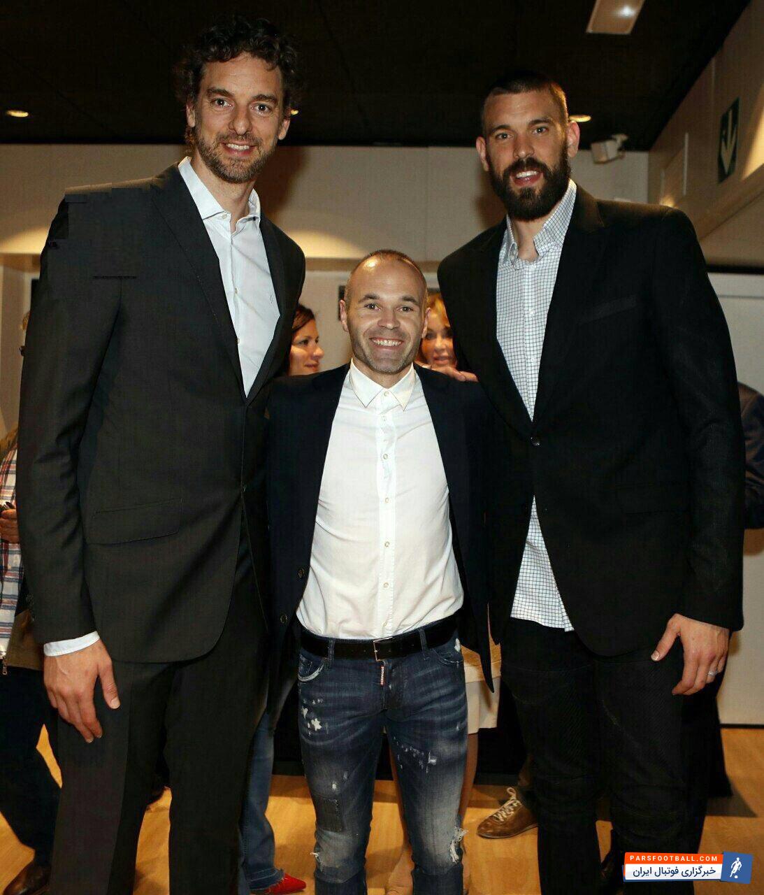 تصویری جالب از اینیستا کاپیتان بارسلونا منتشر شده که شب گذشته (یکشنبه) آخرین بازی اش را برای آبی اناری ها مقابل رئال سوسیداد انجام داد که این دیدار با پیروزی 1-0 به پایان رسید. اینیستا در این عکس در کنار دو مرد بلند قامت ایستاده است. شباهت جالب یکی از آن دو به بازیکن استقلال موجب شد که کاربران از باب طنز و شوخی او را بدل پادوانی خطاب کنند که در ادامه این تصویر را مشاهده می کنید: