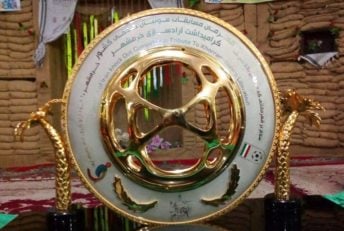 خونه به خونه - در آستانه فینال جام حذفی تجمع هواداران در هتل محل اقامت آبی پوشان موجب شد تا دروازه بان تيم استقلال به دليل ازدحام جمعيت و هجوم هواداران اين تيم به هتل آسيب ديد.