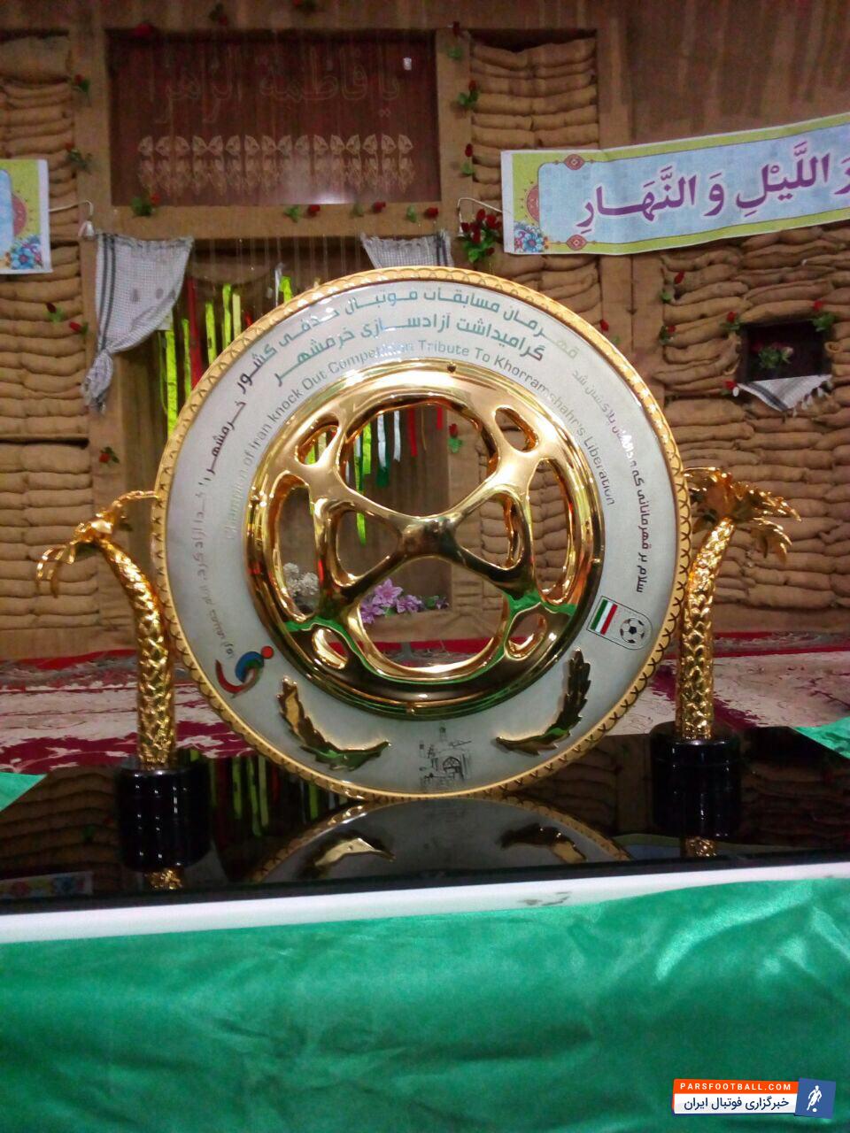 جام قهرمانی حذفی در شلمچه رونمایی شد اما استقلالیها و دبیرکل فدراسیون فوتبال به دلیل پرواز عصر امروزشان از تهران به خرمشهر غایب بودند.