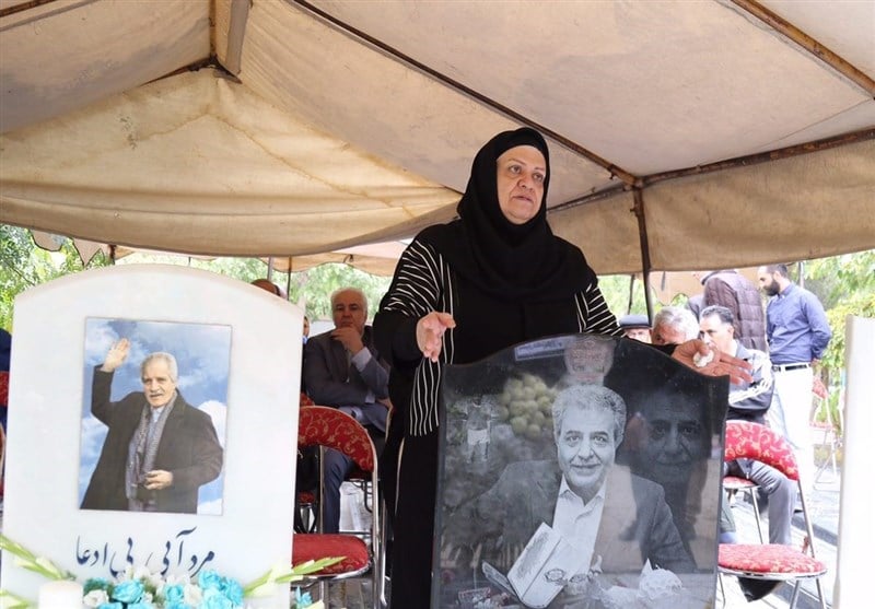 اظهارات امروز توفیقی معاون ورزشی باشگاه استقلال درباره طلب 20 میلیونی پورحیدری از استقلال ناراحتی فریده شجاعی همسر وی را به همراه داشت.شجاعی گفت: اگر طلب پورحیدری بیست میلیون تومان است، آن را صدقه سر منصور و استقلال به صندوق صدقات بیاندازند.