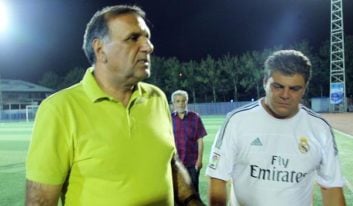 بهروز سلطانی پیشکسوت فوتبال ایران  اظهار داشت:آرزوی هر بازیکنی است که در تیم ملی کشورش بازی کند، اما کی روش با فهرستی که داد به شعور فوتبال دوستان مملکت ما توهین کرده است. چه چیزی پشت پرده است؟ جای حسینی باشم حتی اگر در فهرست آماده باش تیم ملی هم قرار گرفته باشم اما به تیم ملی نمی‌روم تا تکلیف کی‌روش مشخص شود!