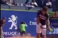 برخورد توپ جمع کن تنیس با بنر تبلیغاتی