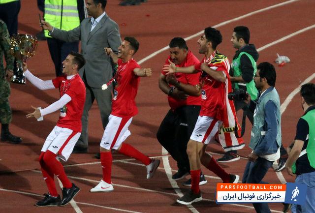 امتناع مسلمان از گرفتن عکس یادگاری با جام