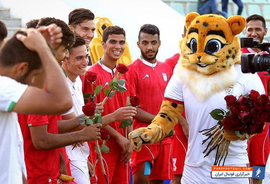 بازیگر سینما و تلویزیون در تمرینات تیم ملی امید حضور پیدا کرد تمرینات تیم ملی امید که زیرنظر کرانچار و دستیارانش در تهران پیگیری می شود امروز مهمان ویژه ای داشت. بهنام تشکر بازیگر سینما و تلویزیون با دعوت حمید استیلی مدیر تیم ملی امید در تمرینات تیم امید حاضر شد و برای دقایقی با کادر فنی و بازیکنان گفتگو کرد.