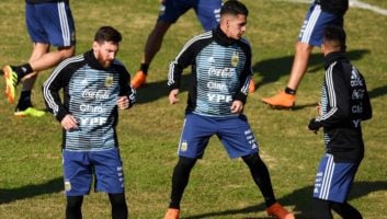 پاوون در بازی دوستانه اخیر آرژانتین برابر هائیتی، پاس گل سوم را به مسی داد و در طول مسابقه نیز همکاری فوق العاده ای با اعجوبه بارسا داشت.طبق ادعای برنامه رادیوفونیکوی آرژانتین، مسی که شیفته سبک بازی پاوون شده، از مسئولان بارسا درخواست کرده تا برای جذب این بازیکن اقدام کنند. درخواستی که مورد توجه نیز قرار گرفته است.