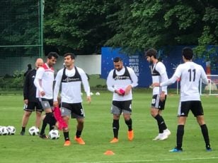 مسعود شجاعی با لباسی متفاوت در تمرین ملی پوشان حاضر شد مسعود شجاعی کاپیتان تیم ملی ایران در آخرین تمرین ملی پوشان با لباسی متفاوت از دیگران ظاهر شد.